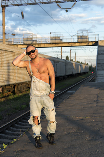 nice guy waiting for a train - Foto, afbeelding