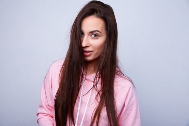 Beautiful brunette girl with straight hair  - Foto, afbeelding