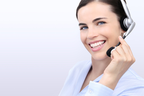 Επικοινωνήστε μαζί μας, πελάτης υπηρεσία χειριστή γυναίκα με ακουστικό χαμογελώντας - Φωτογραφία, εικόνα