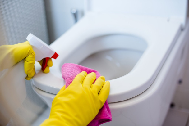 Femme en gants de caoutchouc jaune nettoyage toilettes
 - Photo, image