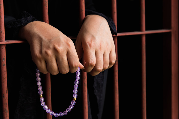 Mano musulmana in prigione
 - Foto, immagini