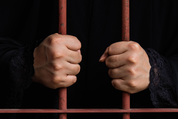 Moslimvrouw hand in de gevangenis - Foto, afbeelding