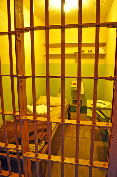Alcatraz Adası: eski federal hapishanede B-Blok koridorunda barlar ve bir hücre - Fotoğraf, Görsel