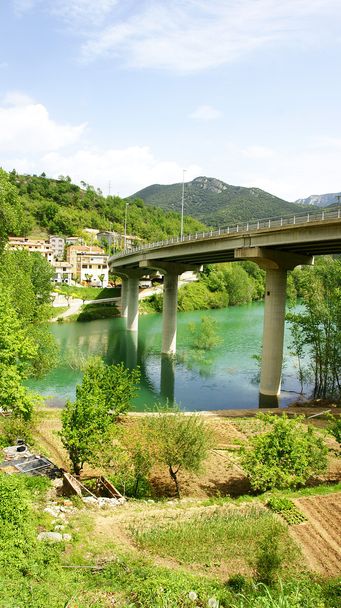 brug van de snelweg op het reservoir - Foto, afbeelding