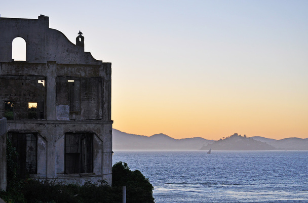 Ilha Alcatraz, São Francisco: as ruínas do Salão Social, conhecido como Clube dos Oficiais, um local social para os trabalhadores da Penitenciária Federal e suas famílias na antiga prisão federal de Alcatraz
 - Foto, Imagem