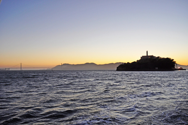 San Francisco: Isla de Alcatraz al atardecer en la Bahía de San Francisco
 - Foto, imagen