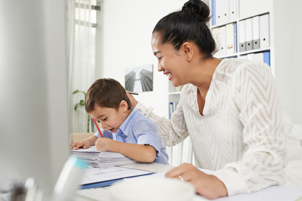 Little boy with his mother in office - Fotoğraf, Görsel
