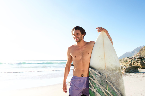彼のボードに立って幸せの男性サーファー  - 写真・画像