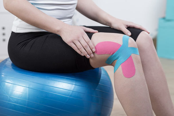 Kinesiology tapes on knee - Foto, Imagen