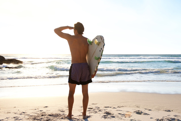Surfer, patrząc na fale na morzu - Zdjęcie, obraz