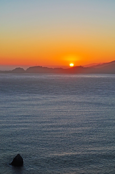 サンフランシスコ湾内、サンフランシスコ、カリフォルニア、米国: 夕日 - 写真・画像