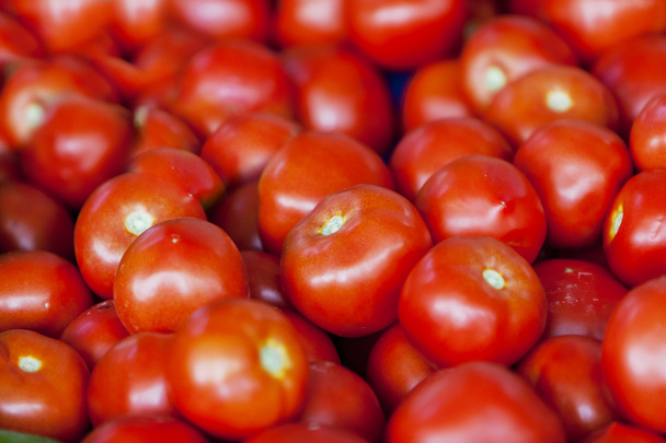 świeże pomidory na rynku - Zdjęcie, obraz
