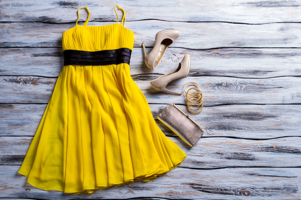 Жовта сукня, гаманець та взуття
. - Фото, зображення