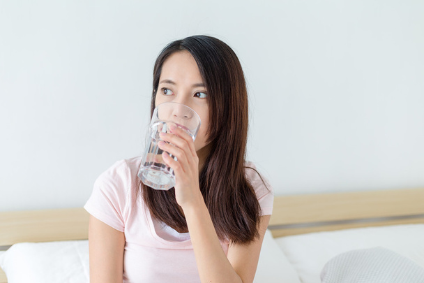 Женщина пьет стакан воды - Фото, изображение