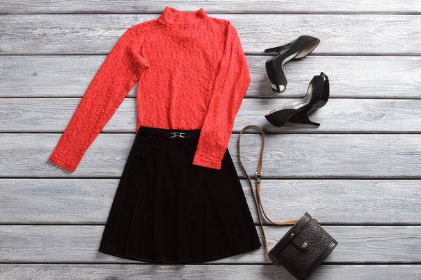Červený top a černá sukně. - Fotografie, Obrázek