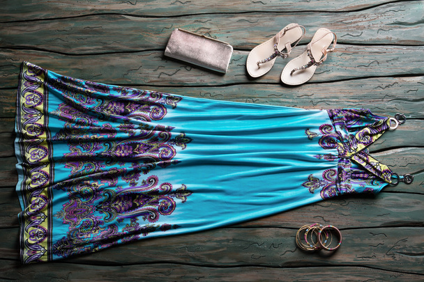 Довга блакитна літня сукня
. - Фото, зображення