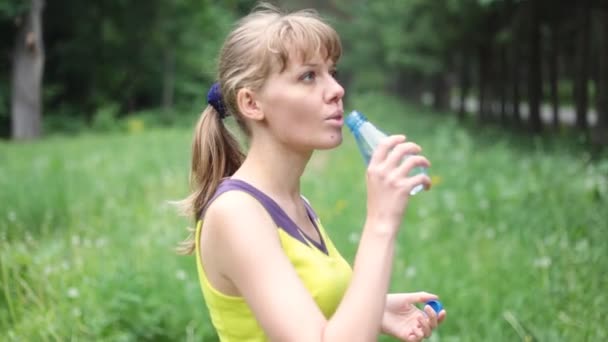 γυμναστήριο κορίτσι πόσιμο νερό - Πλάνα, βίντεο