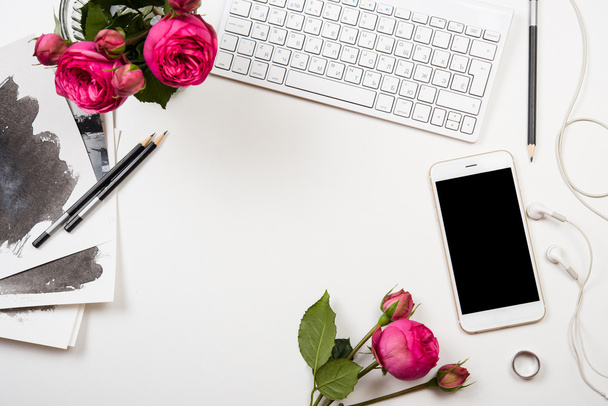 smartphone, υπολογιστή πληκτρολόγιο και fesh ροζ λουλούδια λευκό καρτέλας - Φωτογραφία, εικόνα