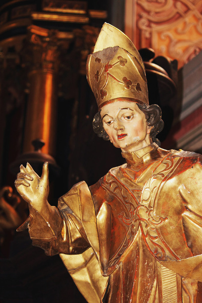 Estatua del obispo
 - Foto, imagen
