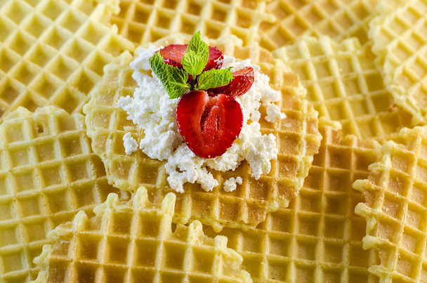 dalgalanma waffle süzme peynir ve çilek ile - Fotoğraf, Görsel