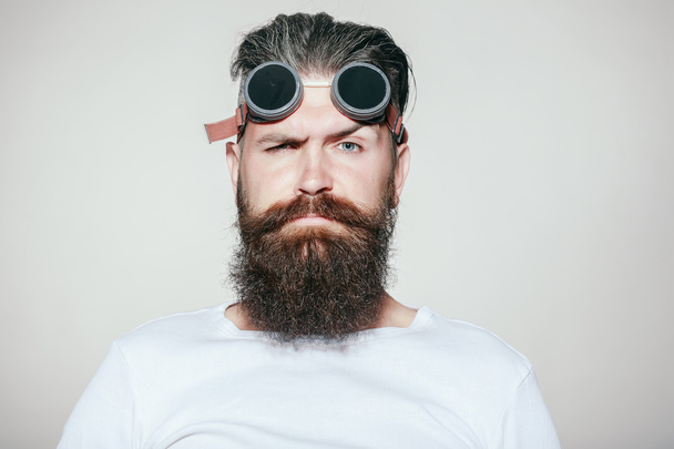Hombre barbudo en gafas piloto
 - Foto, Imagen