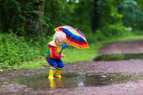 Criança brincando na chuva
 - Foto, Imagem