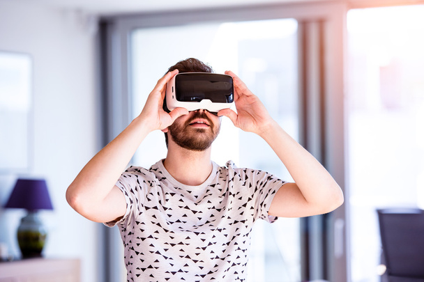 Man wearing virtual reality goggles  - Foto, Imagen
