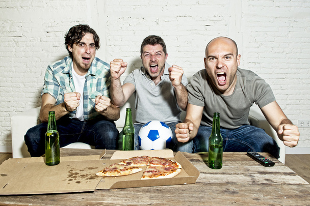 Freunde fanatische Fußballfans sehen Spiel im Fernsehen feiern Tor schreiend verrückt glücklich - Foto, Bild