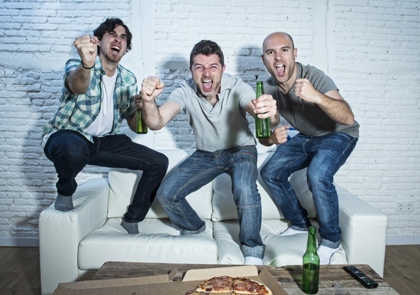 φίλοι φανατικούς ποδοσφαίρου οπαδούς παιχνίδι παρακολουθώντας στην τηλεόραση γιορτάζει στόχος ουρλιάζοντας τρελό ευτυχισμένη - Φωτογραφία, εικόνα