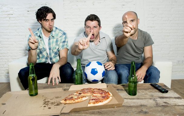 amigos fãs fanáticos de futebol assistindo jogo de tv com garrafas de cerveja e pizza sofrendo estresse
  - Foto, Imagem