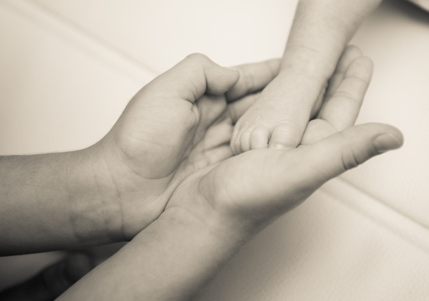 Fermer bébé pieds nouveau-né noir et blanc couleur crème
 - Photo, image