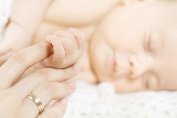 νεογέννητο μωρό χέρι που κρατά το δάχτυλό του γονέα. κοντινό πλάνο. - Φωτογραφία, εικόνα