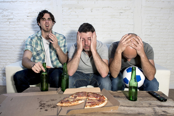 tristes amigos frustrados fanáticos del fútbol viendo partido de tv con cerveza abatida
 - Foto, Imagen