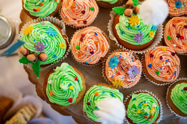 Múltiplos cupcakes coloridos pastel
 - Foto, Imagem