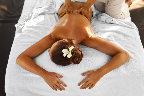 Спа-масажу. Жінка відпочинку, насолоджуючись масаж спини. Догляд за тілом - Фото, зображення
