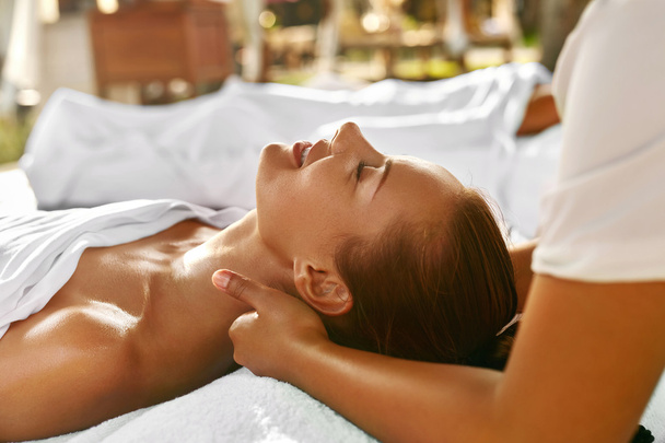 Спа-масажу. Щасливі жінка насолоджуватися розслаблюючим масажем тіла шиї.  - Фото, зображення