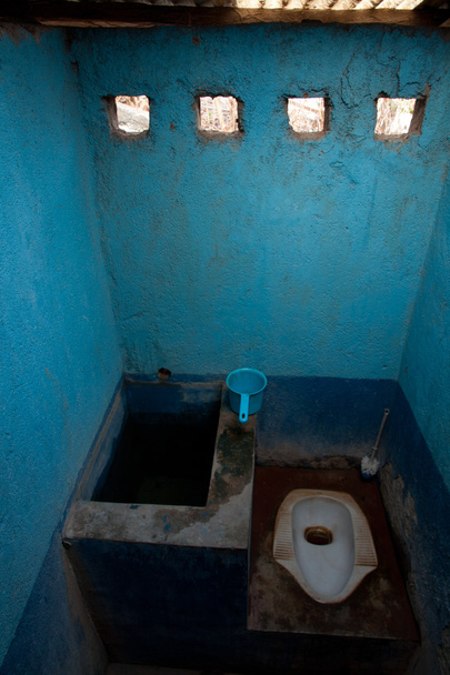 インドネシア ・ フローレス島で見られる汚いアジア スクワット型トイレ - 写真・画像