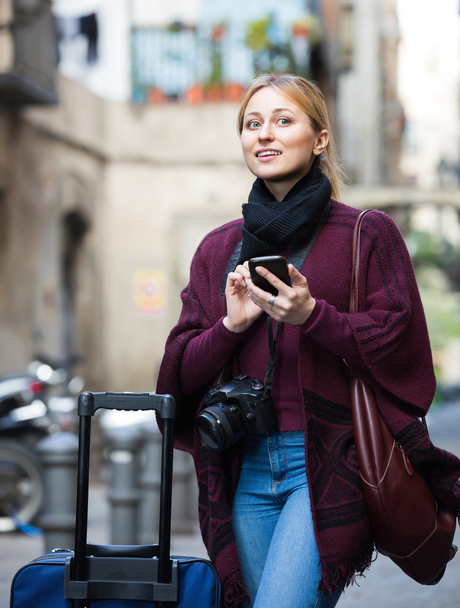 Young woman with mobile phone outdoor - Foto, Bild
