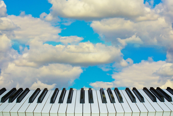 Musica paradiso pianoforte tasti contro il cielo
 - Foto, immagini