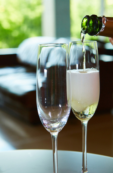 Champagne versando in due bicchieri
 - Foto, immagini