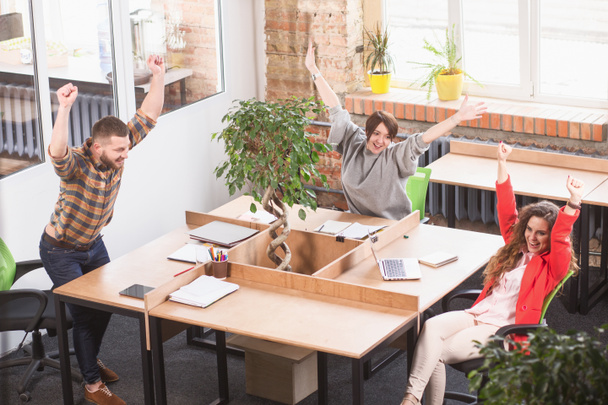 Business people showing teamwork in office - Фото, зображення