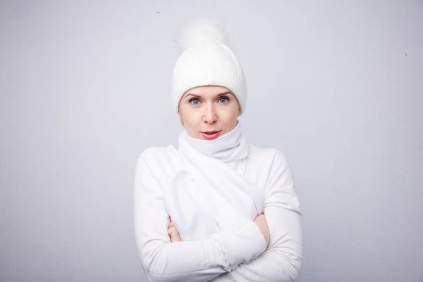 Blonde in white hat frozen - Foto, afbeelding
