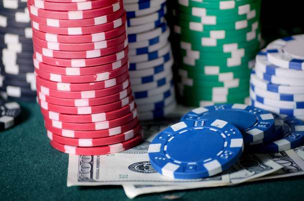 pilha close-up de fichas de casino e notas de dólar na mesa de poker
 - Foto, Imagem