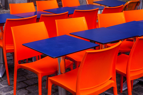 café de rua com cores brilhantes cadeiras e mesas
 - Foto, Imagem