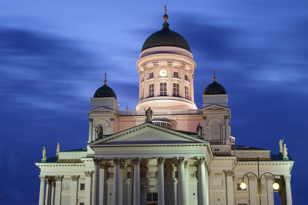 La cathédrale d'Helsinki est située sur une place du sénat dans le centre-ville d'Helsinki
. - Photo, image
