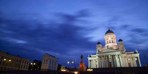 Собор Хельсинки расположен на Сенатской площади в центре Хельсинки
. - Фото, изображение