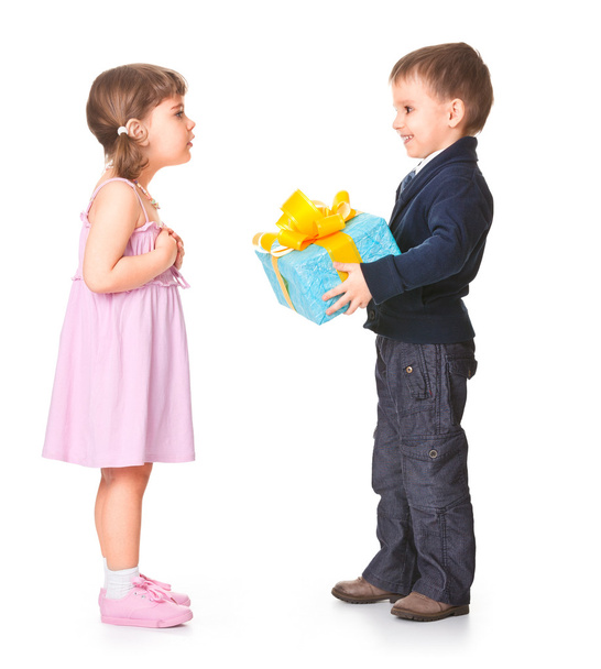 Little boy giving a gift box to her girlfriend - Zdjęcie, obraz