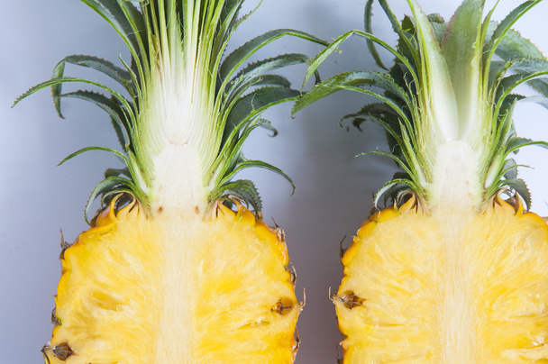 ananas met segmenten - Foto, afbeelding