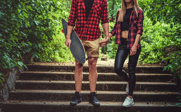 Casual jovem casal posando no pé
 - Foto, Imagem