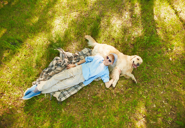 Tiener met hond  - Foto, afbeelding